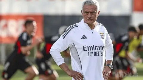 泰女星拍照拒穿救生衣不幸坠河离世