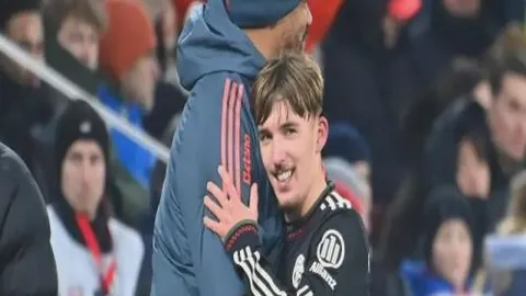 石宇奇安洗莹总决赛首战胜利，激战持续中